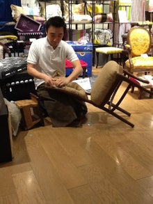 本日、銀座三越さんで椅子張りの実演をいたしました